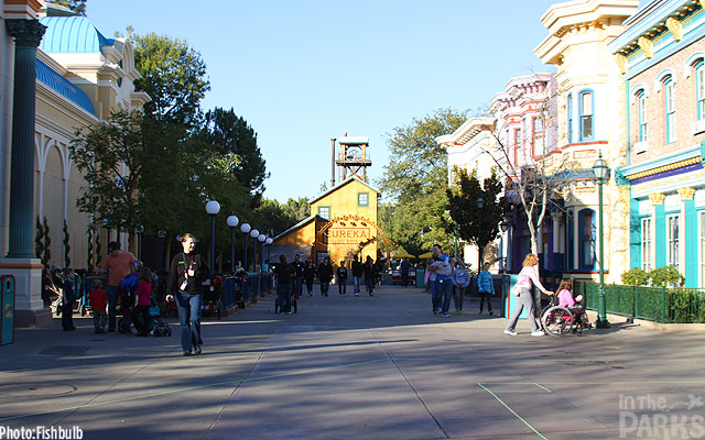 Disneyland, Disneyland Big Thunder Under a Crane, Mansion reopened, Grizzly Down