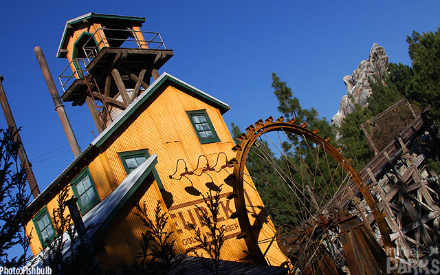 Disneyland, Disneyland Big Thunder Under a Crane, Mansion reopened, Grizzly Down