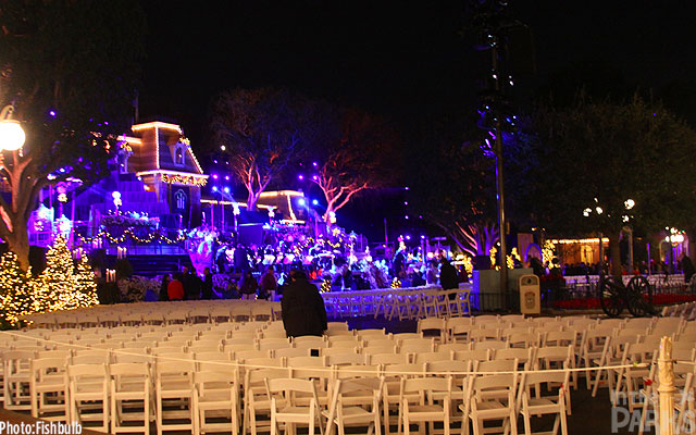 Disneyland Resort, Disneyland Resort Serves Up a Surprise Christmas Concert with Brad Paisley, Dick Van Dyke at Candlelight, and More Rain