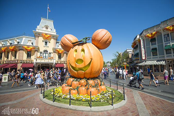 Disneyland, Disneyland &#8220;falls&#8221; into the off-season with crowds, heat, and Halloween Time