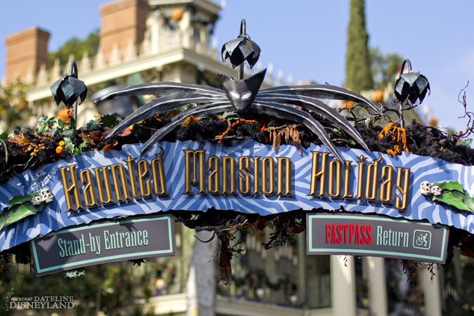 christmas day parade, Hollywood comes to Disneyland for Christmas Day Parade filming as Earl of Sandwich opens
